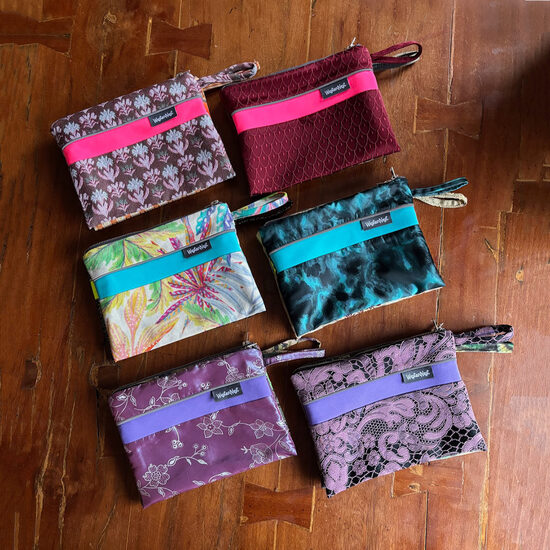 MiniBags mit Logoleiste in Pink, Blau oder Violett