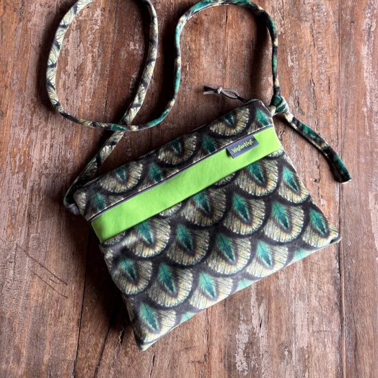 ShoulderBag light Grün mit Pfauenfedern/Samt (27 x 21 cm)